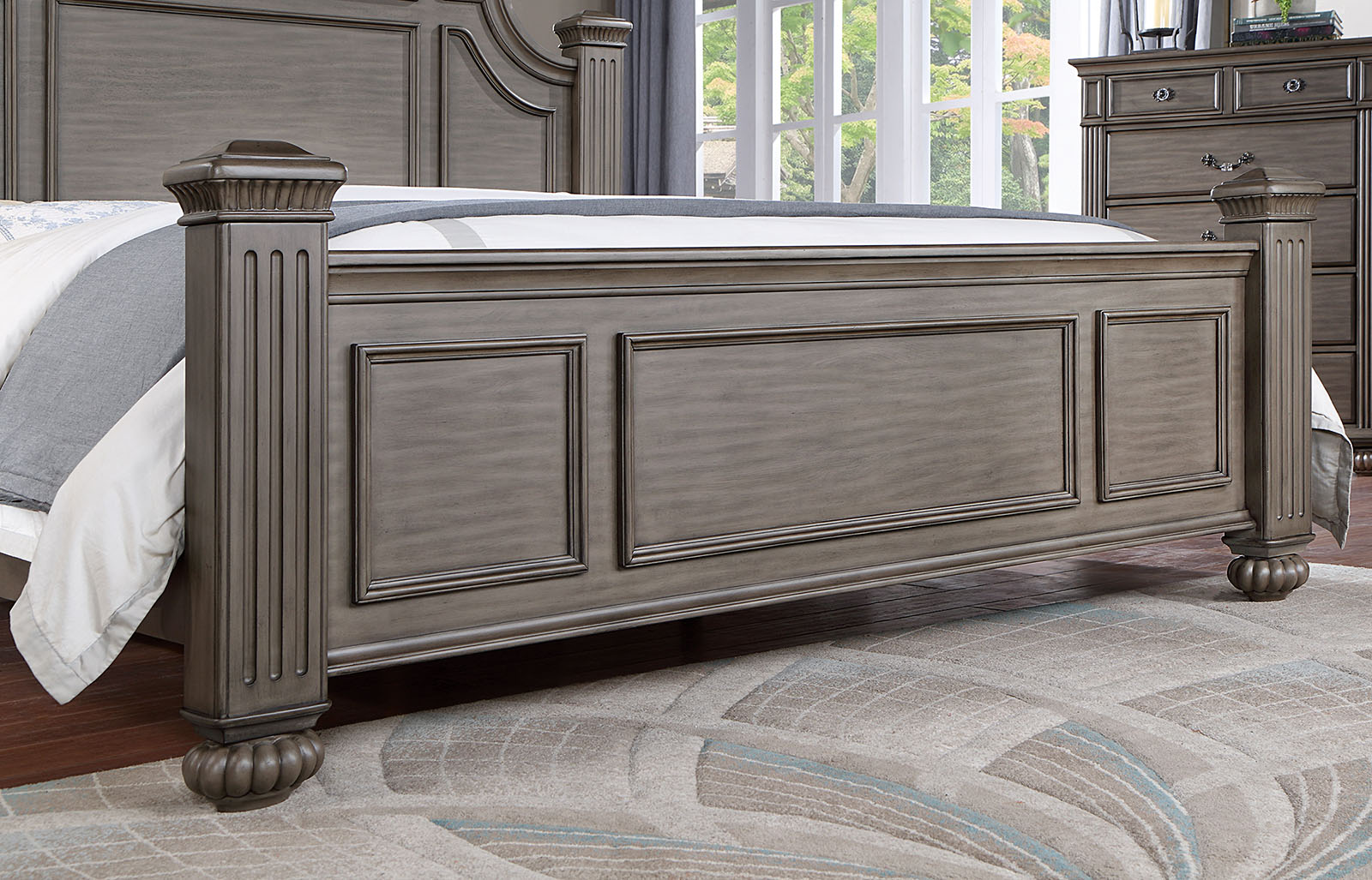 4 Pc. Queen Bedroom Set w/ Chest