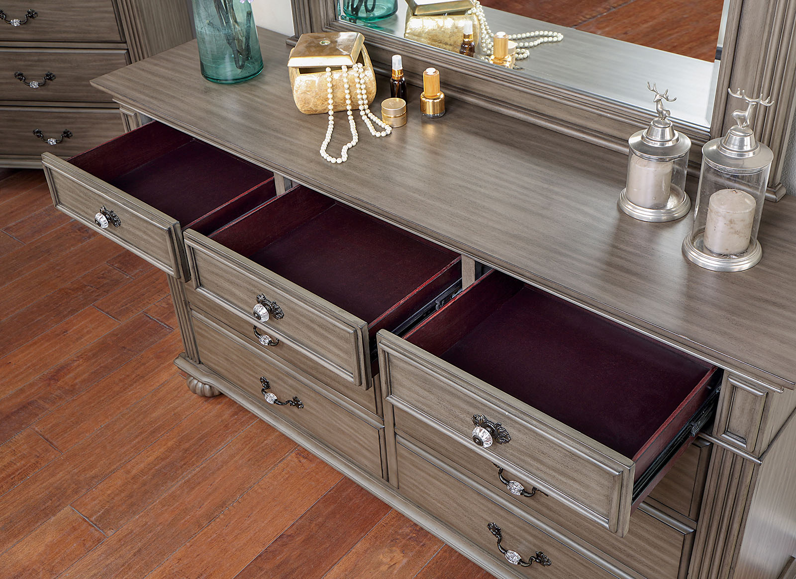 4 Pc. Queen Bedroom Set w/ Chest