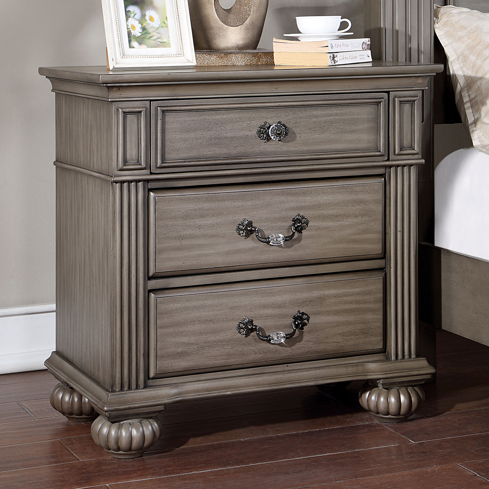 4 Pc. Queen Bedroom Set w/ Chest