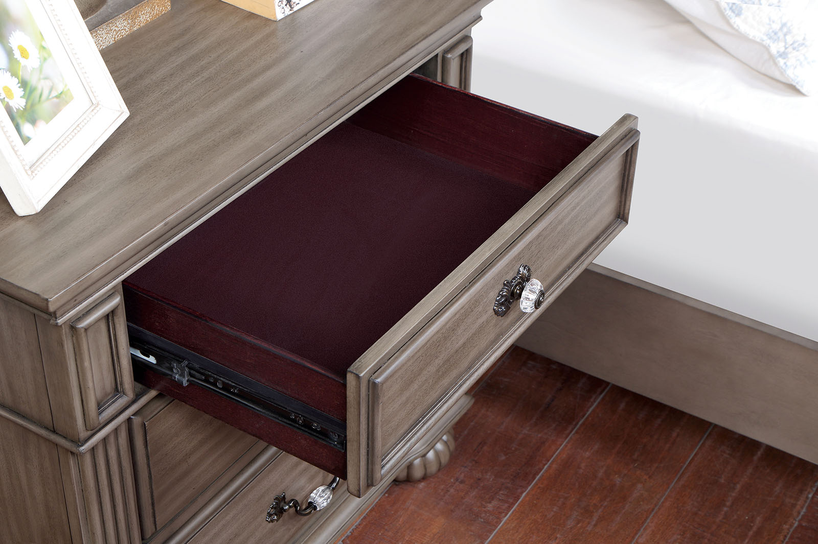 4 Pc. Queen Bedroom Set w/ Chest