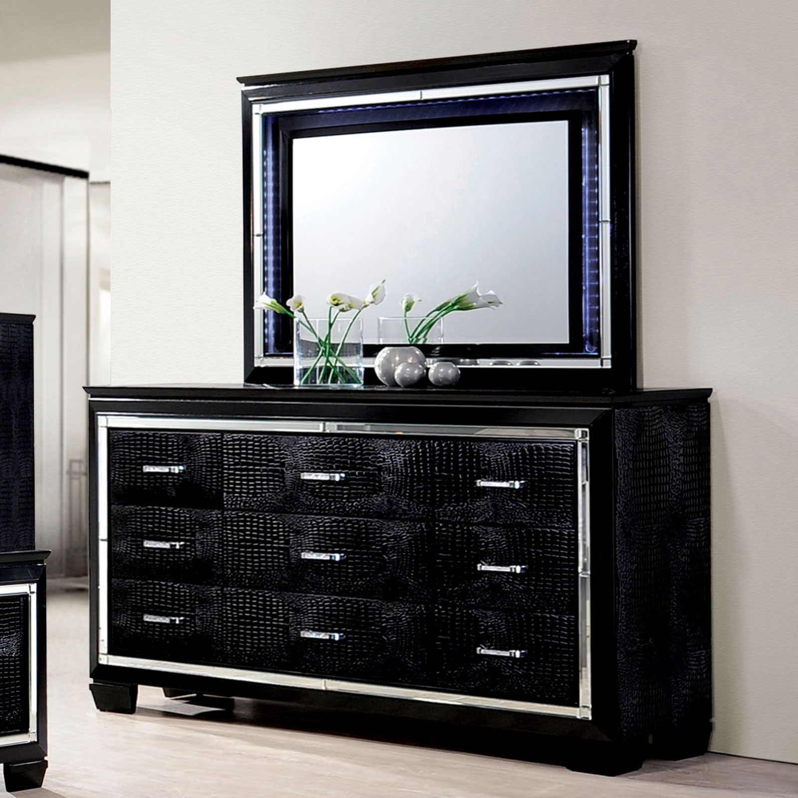 4 Pc. Queen Bedroom Set w/ Chest