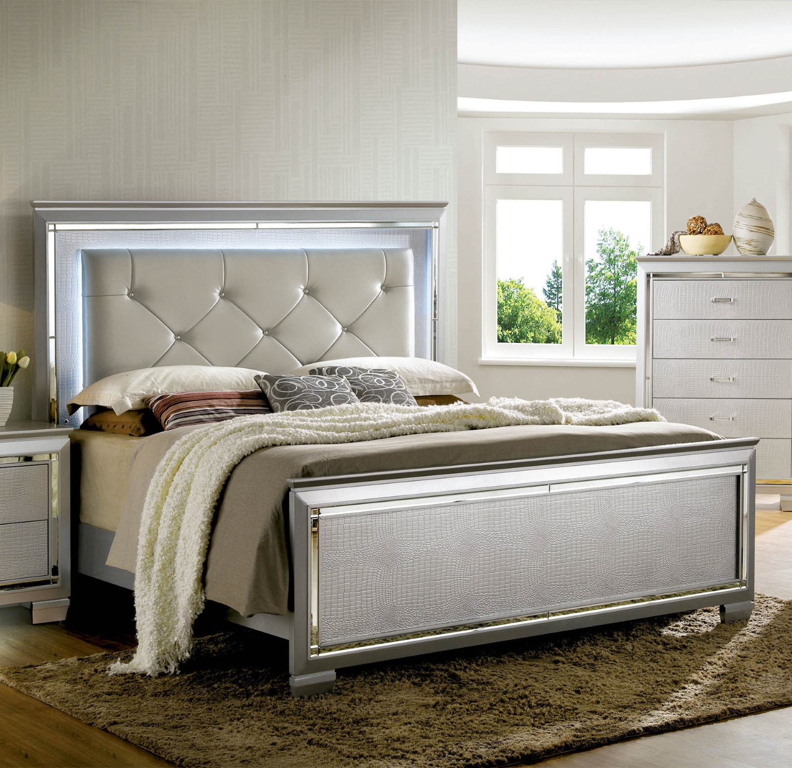 4 Pc. Queen Bedroom Set w/ Chest