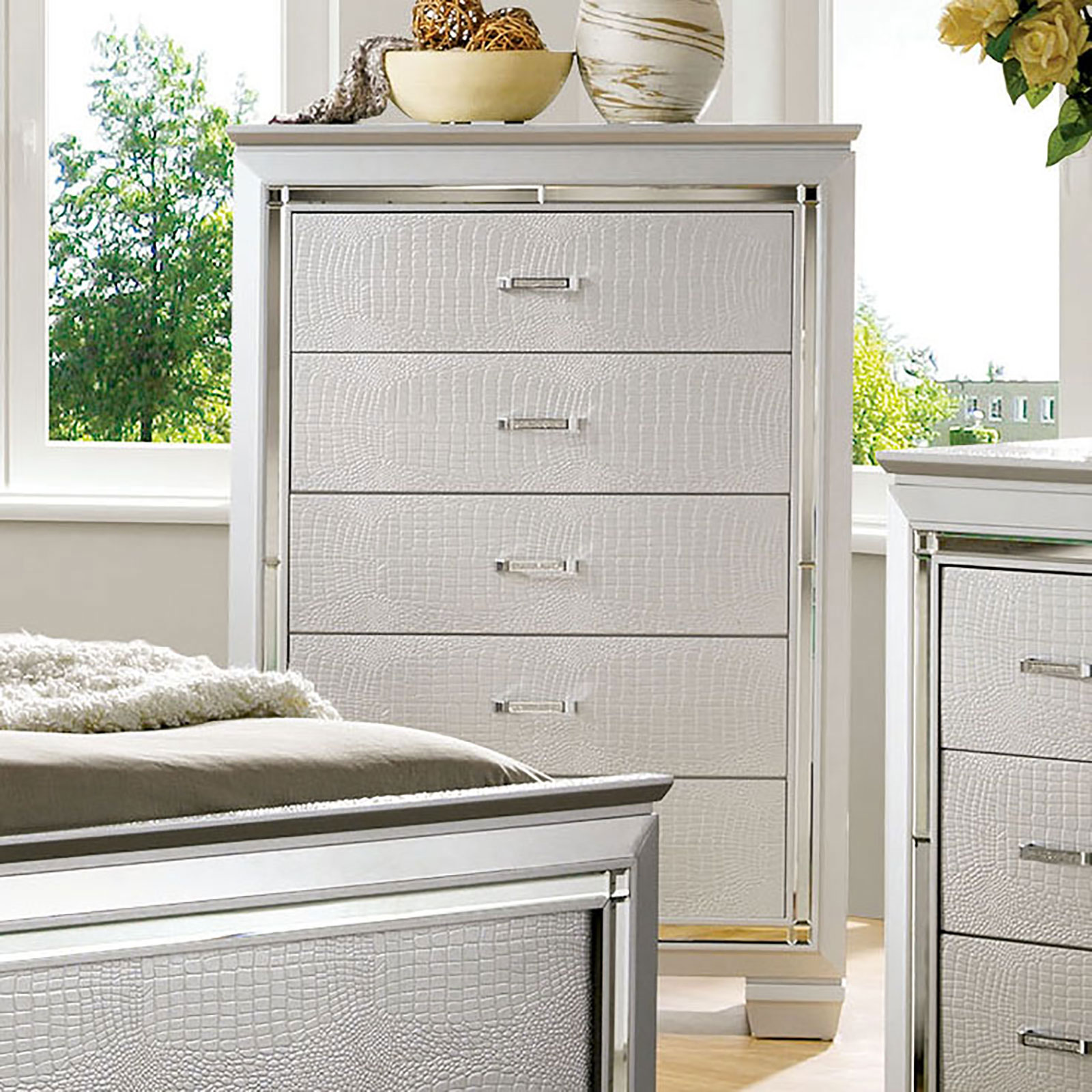 4 Pc. Queen Bedroom Set w/ Chest