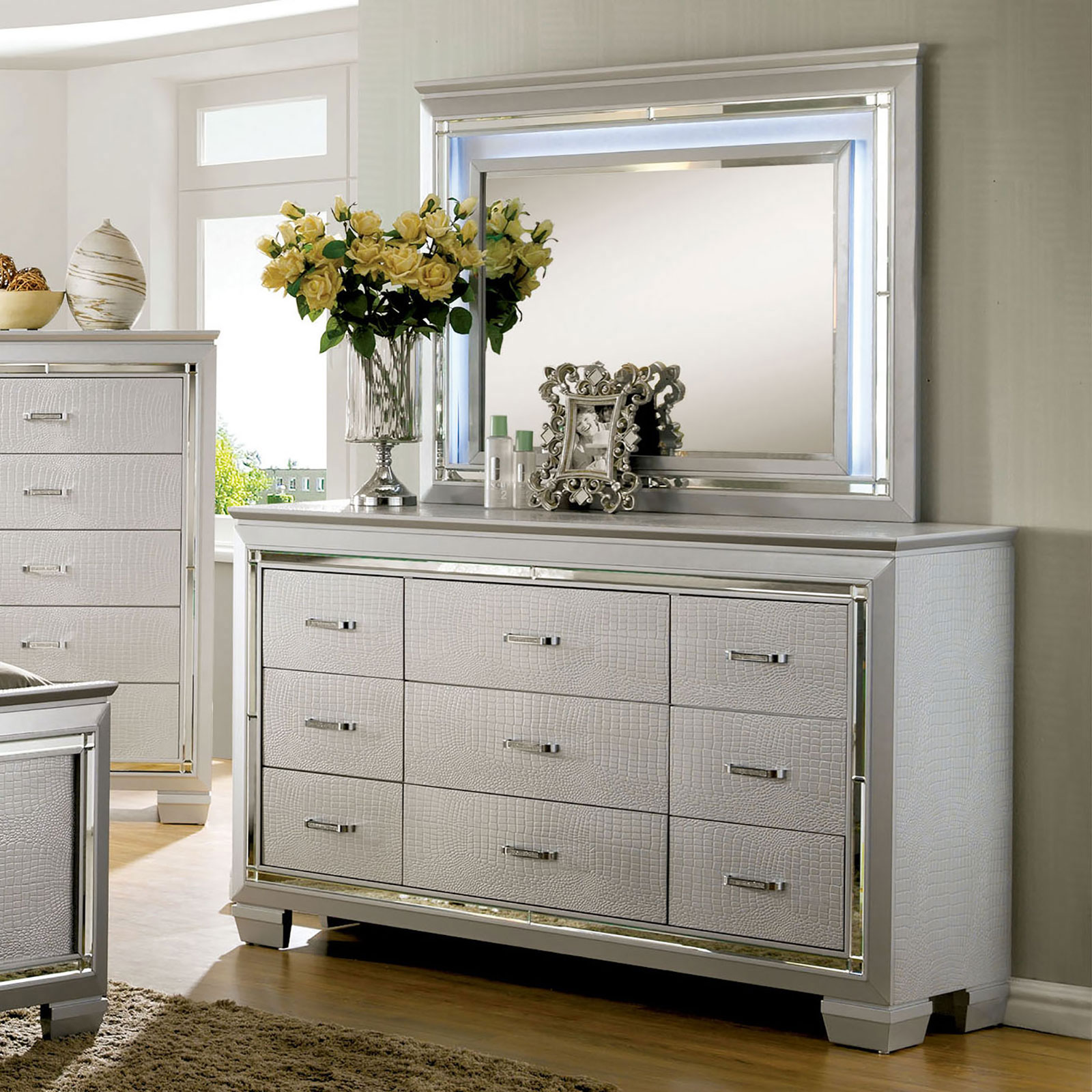 4 Pc. Queen Bedroom Set w/ Chest