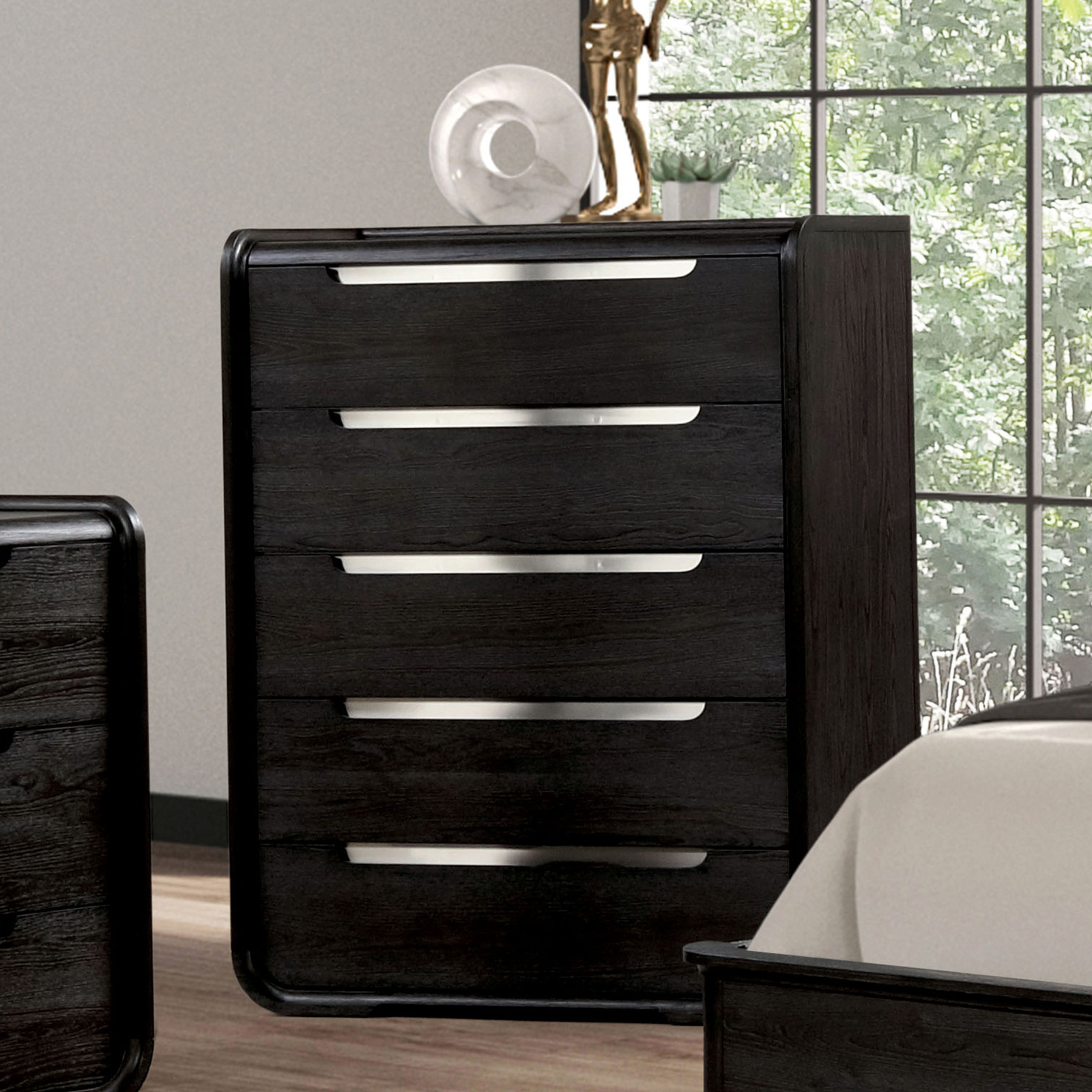 4 Pc. Queen Bedroom Set w/ Chest