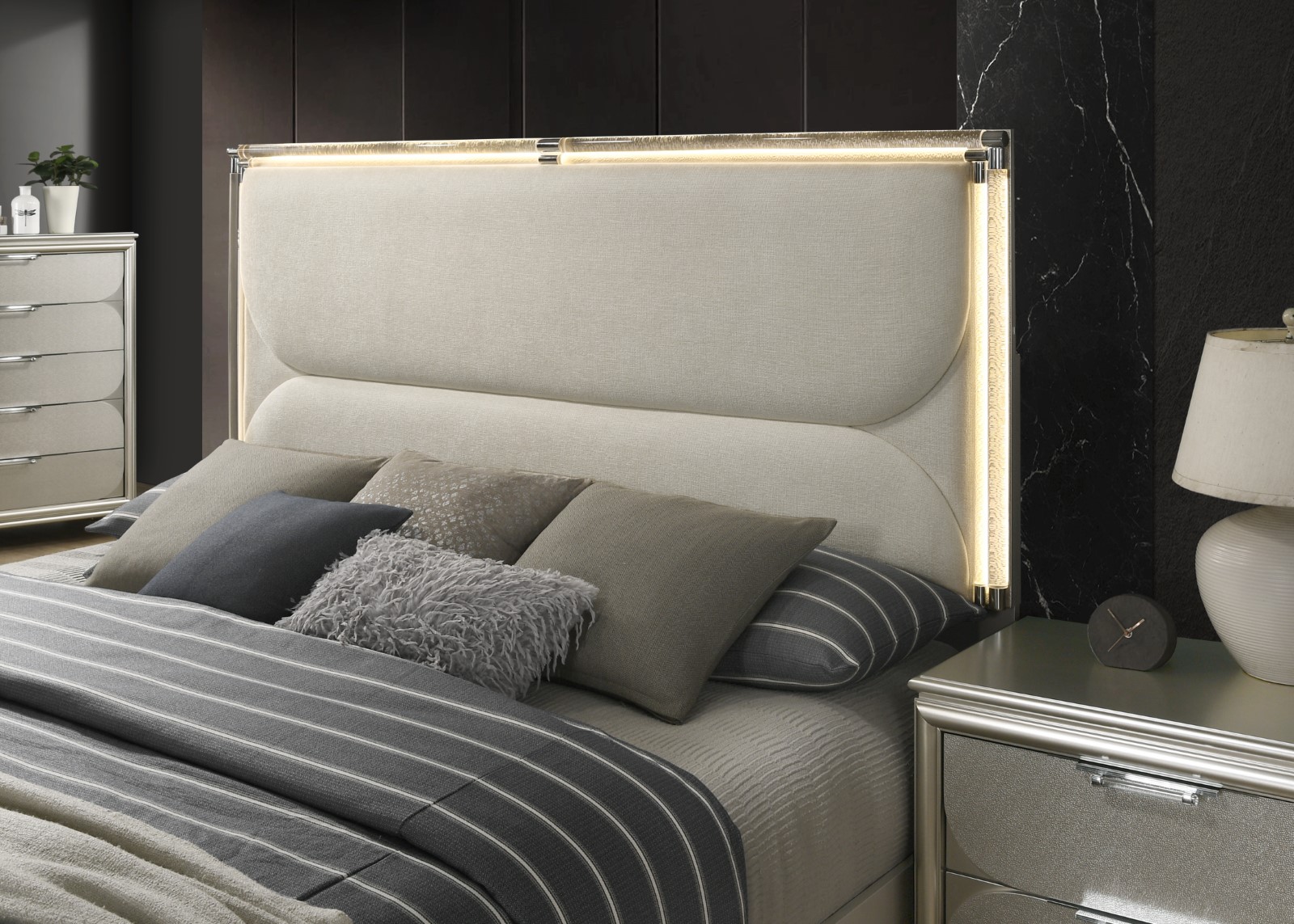 4 Pc. Queen Bedroom Set w/ 2NS