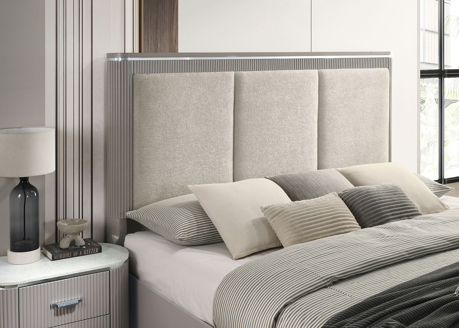 4 Pc. Queen Bedroom Set w/ Chest