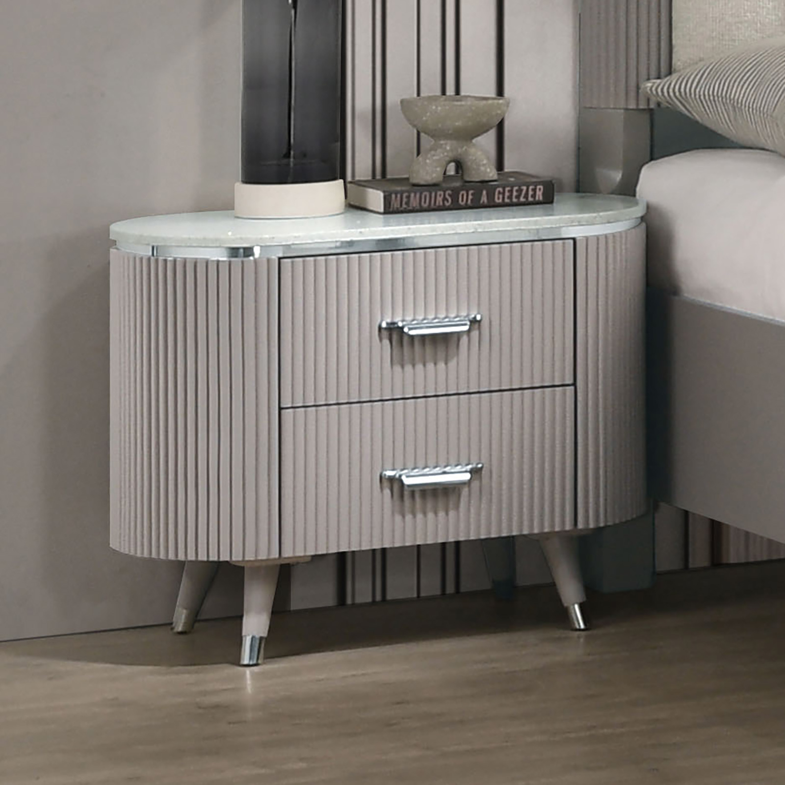 4 Pc. Queen Bedroom Set w/ Chest