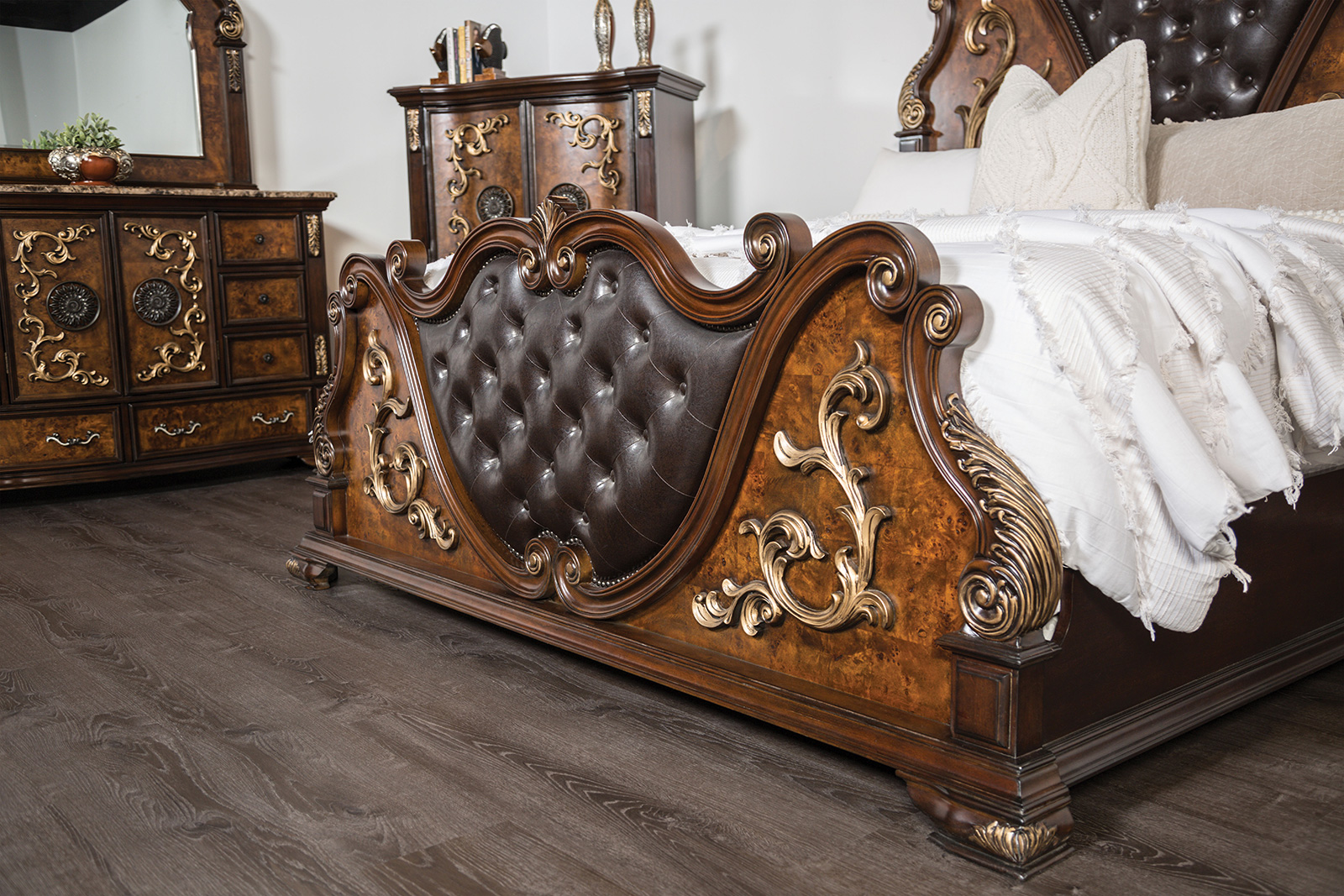 4 Pc. Queen Bedroom Set w/ Chest