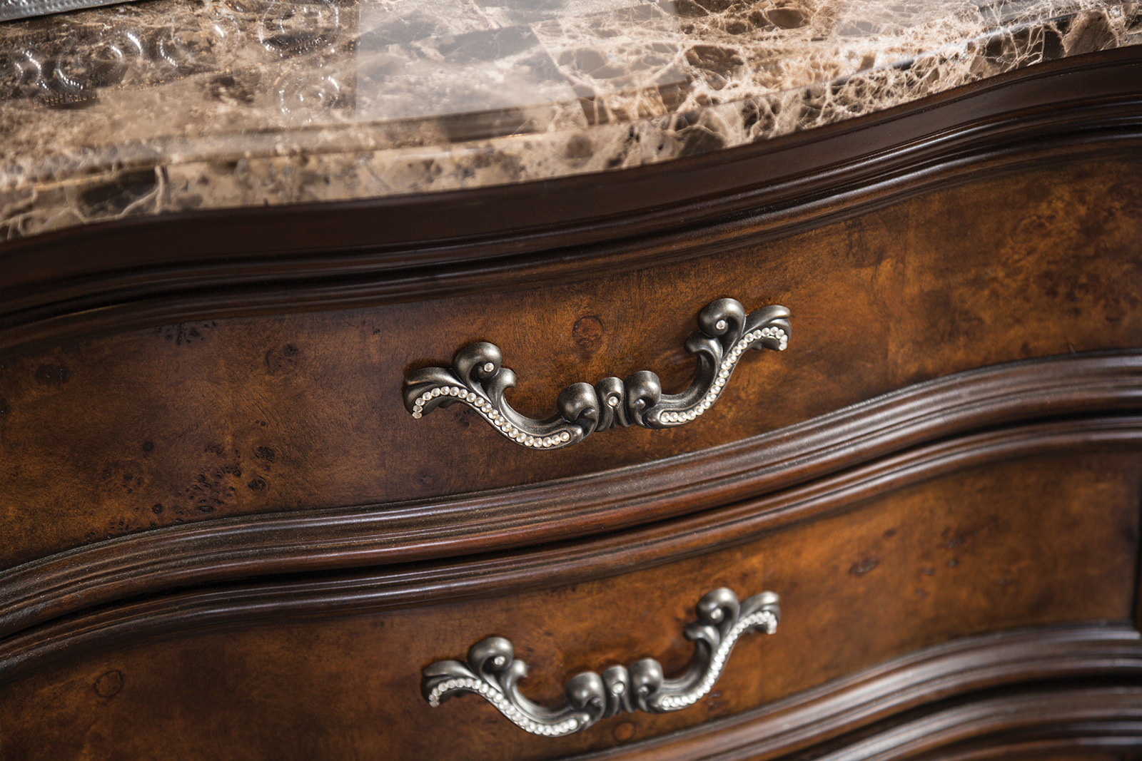 4 Pc. Queen Bedroom Set w/ Chest