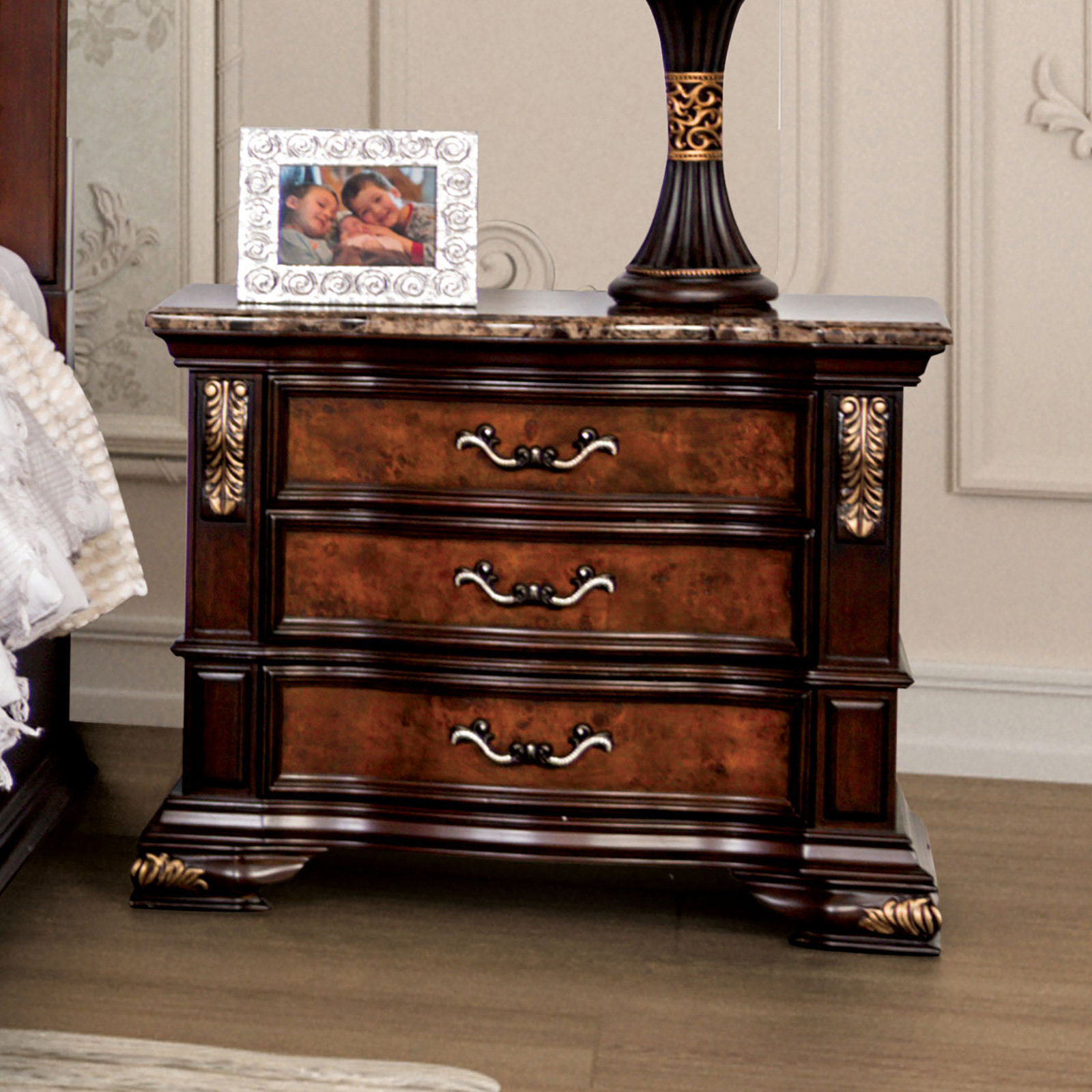 4 Pc. Queen Bedroom Set w/ Chest