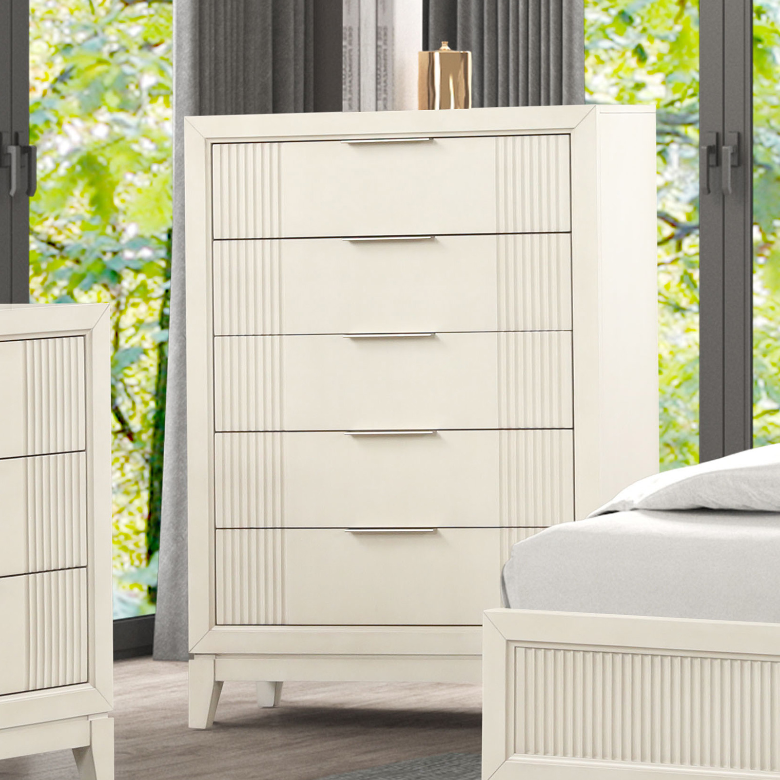 4 Pc. Queen Bedroom Set w/ Chest
