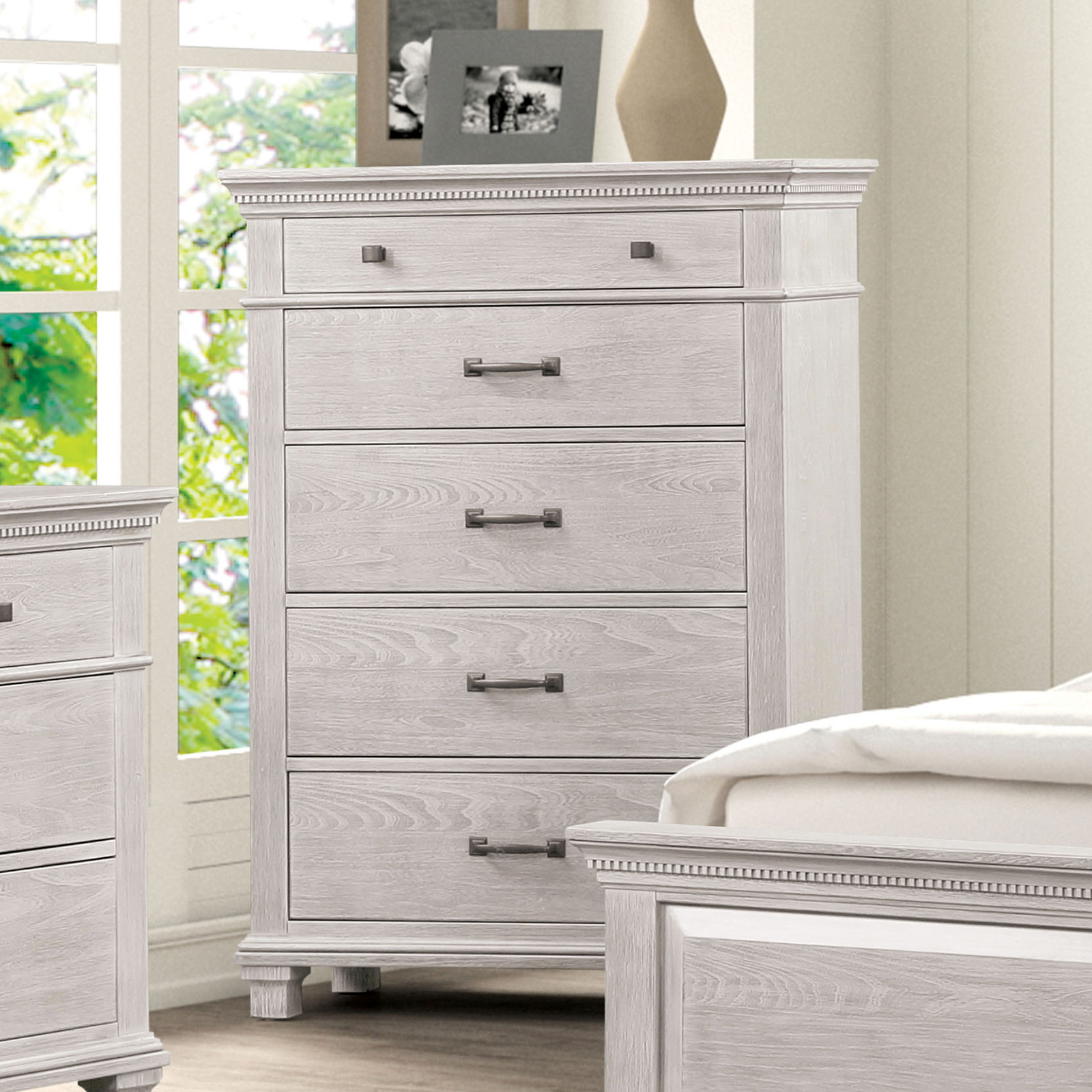 4 Pc. Queen Bedroom Set w/ Chest